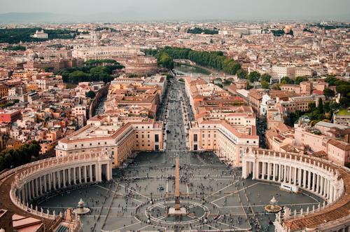 El vaticano juzgará a 10 miembros que trabajan para la Santa Sede. (Foto: Unplash)