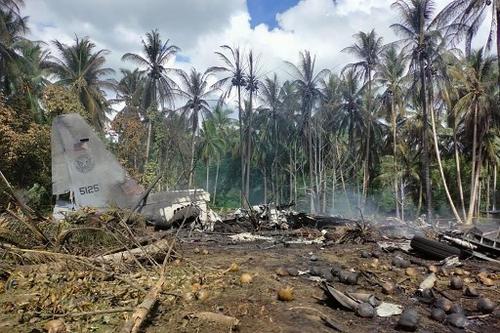 En a imagen se puede apreciar el avión partido y quemado. (Foto: AFP)