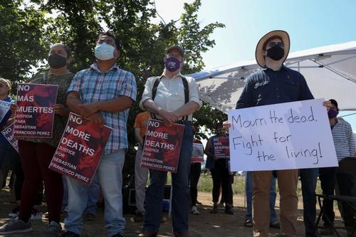 Sindicalistas y trabajadores agrícolas realizaron una vigilia en memoria de un migrante guatemalteco que murió de calor en EE.UU. (Foto: Statesman Journal)