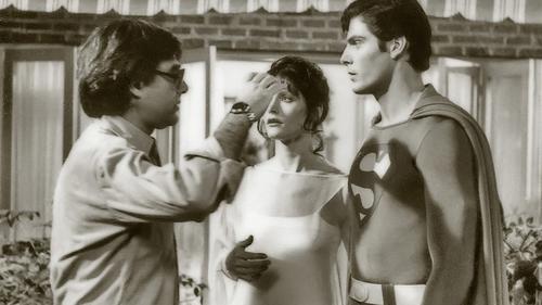 Richard Donner dando instrucciones a los protagonistas de Superman. 