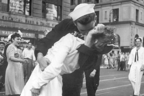 beso robado luego de segunda guerra mundial