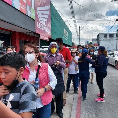 Las personas deben hacer largas filas para ser vacunados contra el covid-19. (Foto: Municipalidad de Villa Nueva)