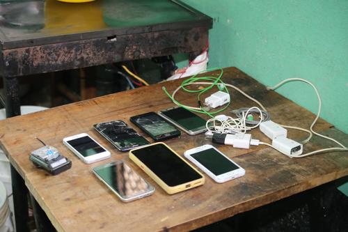Durante la requisa fueron encontrados varios teléfonos celulares. (Foto: PNC)