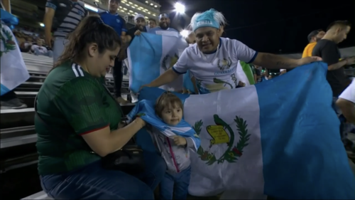 La niña se mostraba contenta mientras le colocaban la camiseta. 