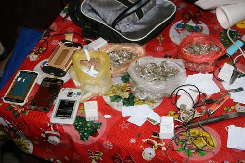 También se encontraron más de 200 bolsas con marihuana. (Foto: PNC)