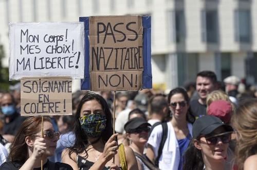 Los franceses salieron a las calles a protestar en contra del pase sanitario que obliga a la vacunación. (Foto: AFP)
