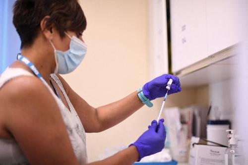 Los científicos están de acuerdo con la combinación de vacunas cuando ya se tengan resultados más precisos, pues ayudarán a los países donde hay escasez de dosis. (Foto: archivo/Soy502)