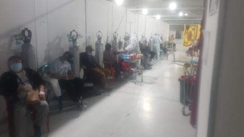 Los pacientes con Covid-19 del Parque de la Industria no cuentan con el encamamiento adecuado para recibir su tratamiento. (Foto: Cortes&iacute;a)