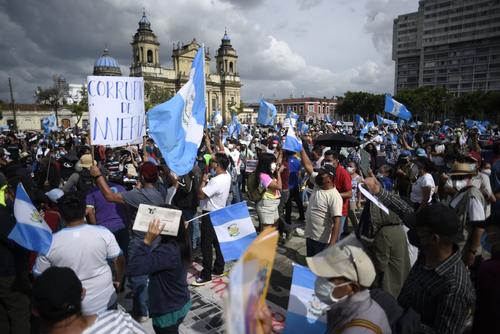 Varios guatemaltecos salieron a protestar por la destitución de Juan Francisco Sandoval como jefe de la Feci. (Foto: Wilder López/Soy502)