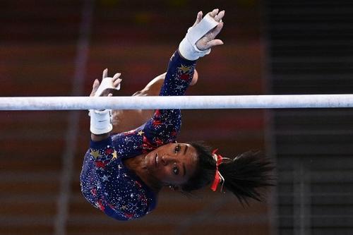 Biles se logr&oacute; colocar en la octava posici&oacute;n en la barras asim&eacute;tricas. (Foto: AFP)
