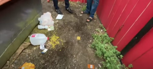 El guatemalteco dormía y tomaba algunas sobras que encontraba en este basurero en Texas. (Foto: Telemundo)