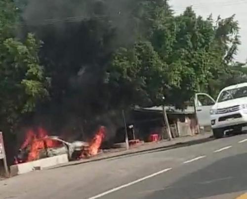 En el lugar se encontró un vehículo quemado, del cual no se tienen datos. (Foto: medios locales)