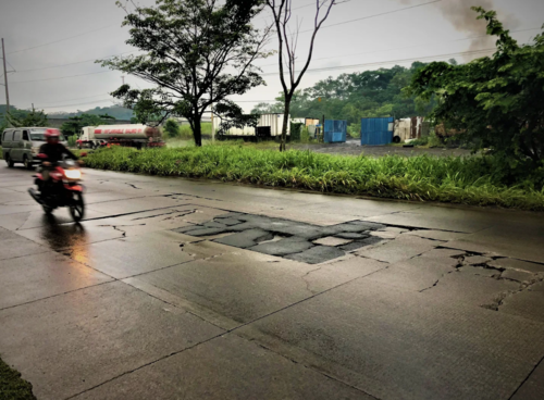 Todo el tramo carretero está lleno de baches según constató Soy502 durante un recorrido. (Foto: Lesly Hernández/Soy502)