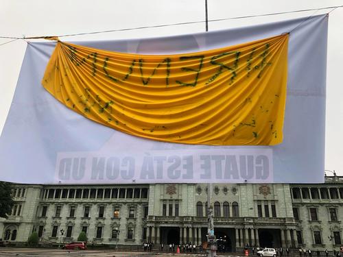 La manta en apoyo a la Fiscal General cubre otra que dice Renuncia ya, Giammattei. (Foto: Fredy Hernández/Soy502)