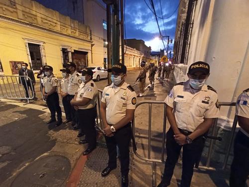 Varios cuerpos de seguridad y vigilancia resguardan las calles y avenidas de la zona 1. (Foto: Wilder López/Soy502)