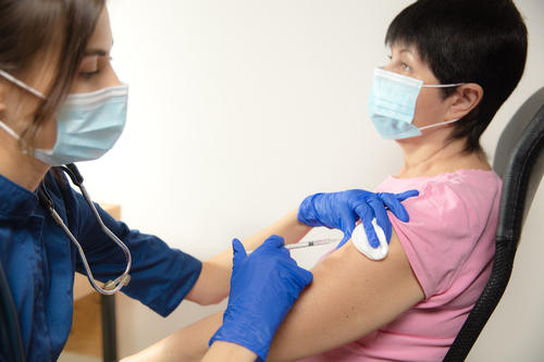 Los expertos explican que, pese a estar vacunadas, las personas deben seguir cuidándose para no contagiarse. (Foto: Freepik)