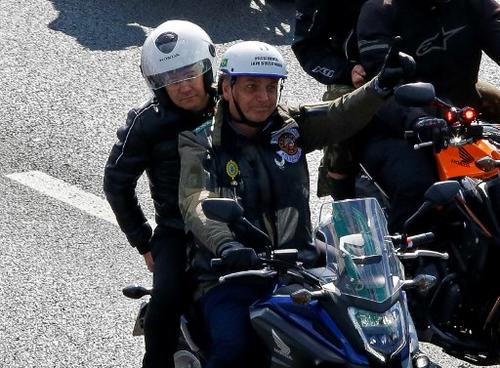 Bolsonaro ha criticado las medidas sanitarias, esta vez lo hizo durante la caravana de motos. (Foto: AFP)
