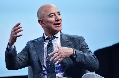 Jeff Bezos a sus 57 años es uno de los hombres más adinerados del planeta, según Forbes. (Foto: AFP)