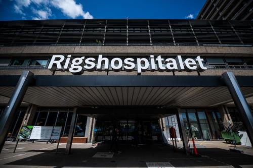 Christian Eriksen está recluido en un hospital y es sometido a varias pruebas para determinar qué le ocurrió. (Foto: AFP)