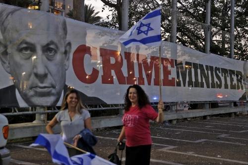 En Tel Aviv se aprecia una manifestación en contra de líder israelí por parte de sus opositores. (Foto: AFP)