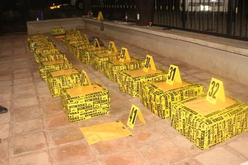 Cientos de paquetes de cocaína fueron encontrados en el inmueble. (Foto: PNC)