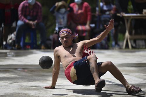 La cadera es la parte principal del cuerpo para tocar la pelota. (Foto: Johan Ordóñez/AFP)