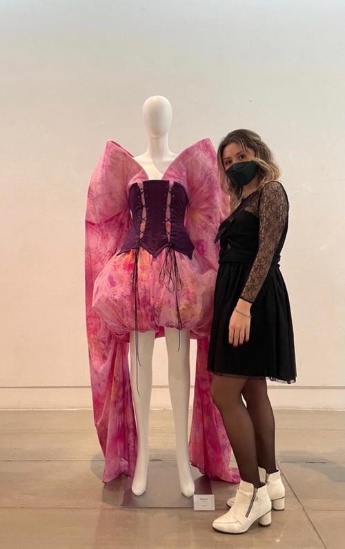 Keren durante la exhibición con su vestido. (Foto: Keren Ramos)