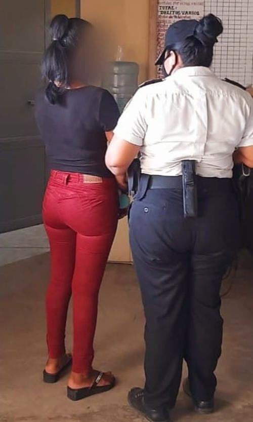 La mujer fue detenida por agredir a su ex pareja en el interior de un mercado. (Foto: PNC)