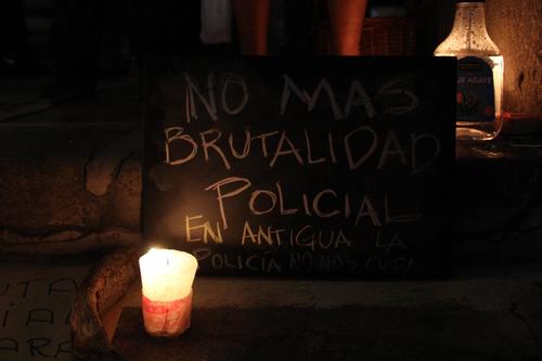 Se colocaron velas frente a la Municipalidad de Antigua Guatemala. (Foto: Fredy Hernández/Soy502) 