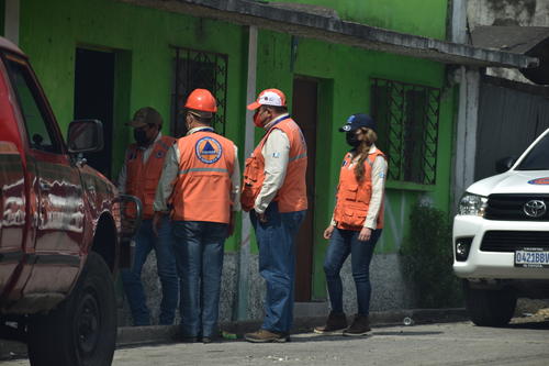 Delegados de la CONRED llegaron a la aldea Los Ríos para informar a los vecinos de la situación volcánica. (Foto: Fredy Hernández/Soy502)