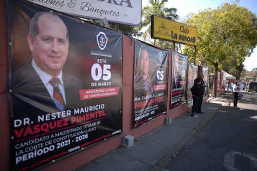 Nester Vásquez no fue visto en las primeras horas de votación en el CANG. En las afueras del Club Aurora, donde se realiza el evento, se colocó propaganda con su imagen. (Foto: Wilder López/Soy502) 