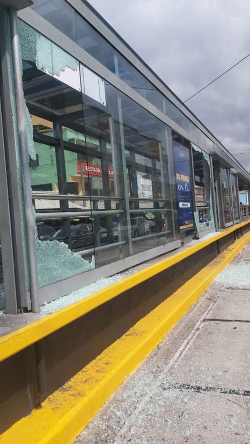 La Municipalidad de Guatemala compartió videos de los destrozos ocasionados en la estación del Transmetro del Calvario. (Municipalidad de Guatemala)