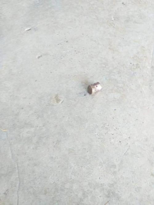 Vista de la bala que quedó en medio del aula. (Foto: Facebook Noticias de Petén) 