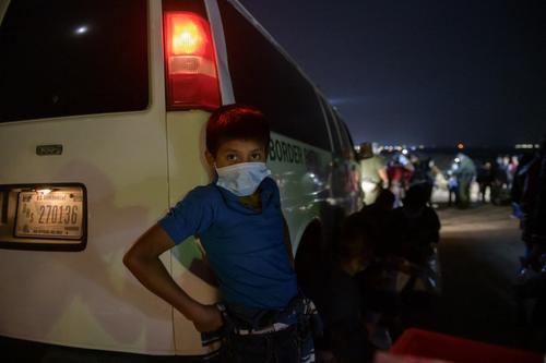Óscar es uno de los más de 14,000 menores no acompañados que han tratado de llegar a Estados Unidos en marzo. (Foto: AFP)