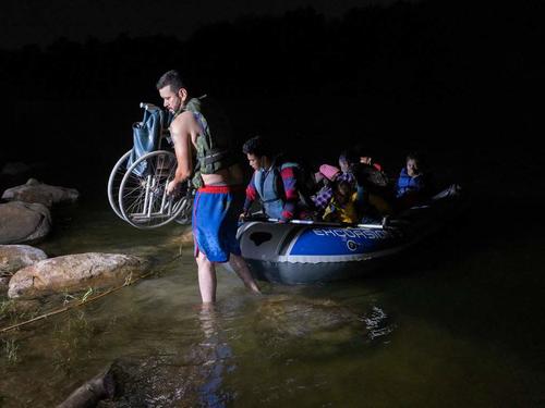 La mujer de 93 fue auxiliada por otros migrantes. (Foto: AFP) 