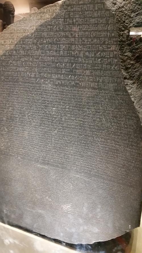 El descubrimiento de la piedra de Rosetta ha permitido descifrar los jeroglíficos egipcios.