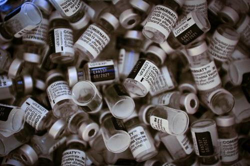 Pfizer es otra de las farmacéuticas que producen vacunas anticovid, con sede en EEUU deben cumplir con la. liberación de patentes que La Casa Blanca anunció. (Foto: AFP)