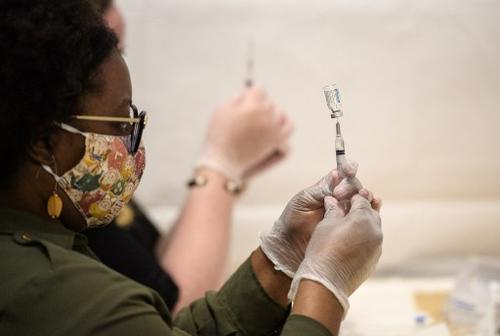 Además de los viajes gratuitos, también se están ampliando los centros de vacunación. (Foto: AFP)
