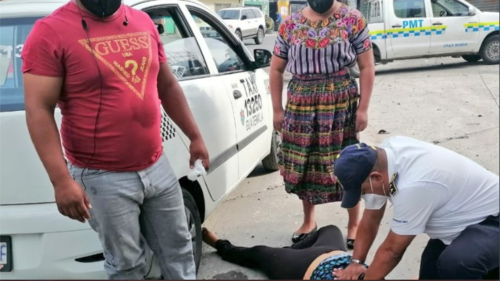El vocero de la PMT de Villa Nueva atendió a la mujer con problemas de salud. 