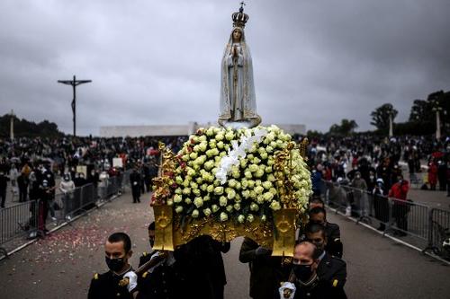 Cada 13 de Mayo se recuerda la primera aparición de la Virgen María en la localidad portuguesa de Fátima, éste año los religiosos y peregrinos se reúnen para orar por el fin de la pandemia. (Foto: AFP)