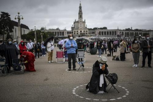 Peregrinos realizan sus tradicionales penitencias para ofrecerlas, ahora, por el fin de la pandemia del Covid-19. (Foto: AFP)