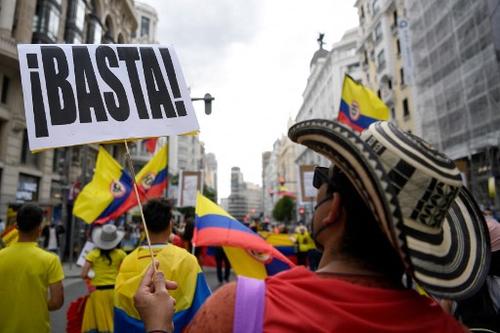 Colombianos residentes en España salieron a las calles para pedir el cese de la violencia en su país de origen. (Foto: AFP)