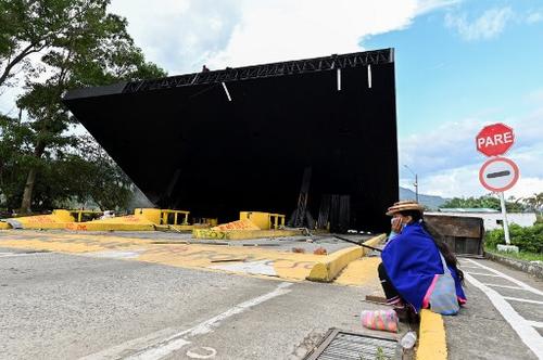 Los manifestantes levantaron barricadas y cerraron el paso de la carretera interamericana en Cauca. (Foto: AFP)