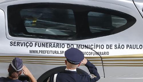 Momento de la salida del carro fúnebre con el cuerpo del fallecido San Pablo alcalde Bruno Covas. (Foto: AFP)