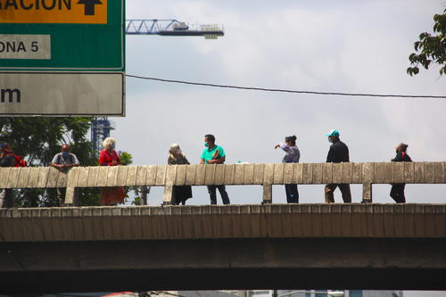 Varias personas llegan desde temprano en busca de tramitar su tarjeta a la Municipalidad de Guatemala. (Foto: Fredy Hernández/Soy502)
