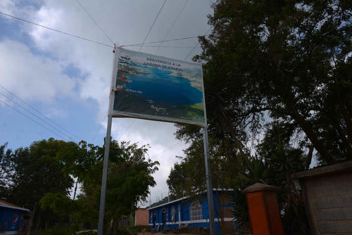 Por medio de este letrero podrás identificar el ingreso hacia la laguna. (Foto: Wilder López/Soy502)