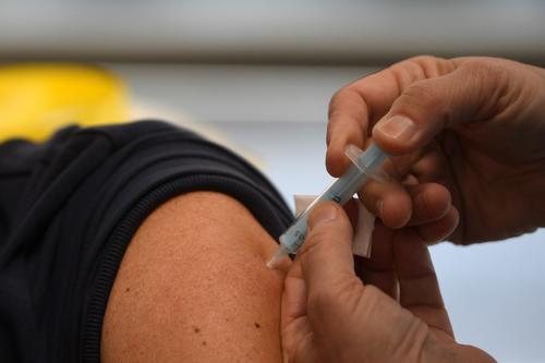 Solo un pequeño porcentaje de la población mundial ha sido vacunado. (Foto: AFP)