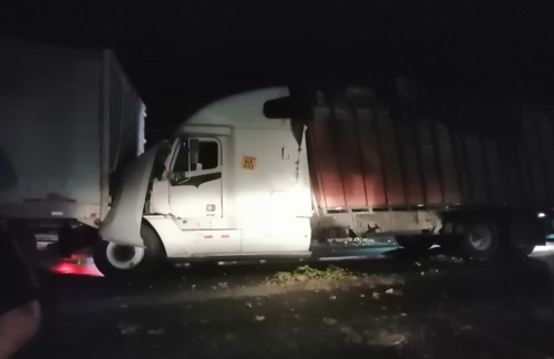 El camión de carga impactó en la parte trasera de un trailer. (Foto: Bomberos Municipales Departamentales) 