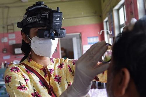 Una médica examina a un paciente con hongo negro en la India. (Foto: AFP)