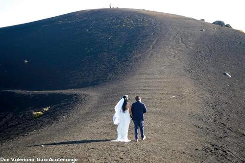 Los novios causaron sensación en el volcán. (Foto: Don Valenciano)